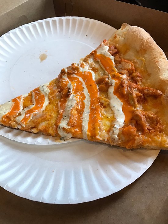 PIZZA FACTORY LOCATED AT LONG ISLAND CITY NY : BUFFALO CHICKEN PIZZA SLICE