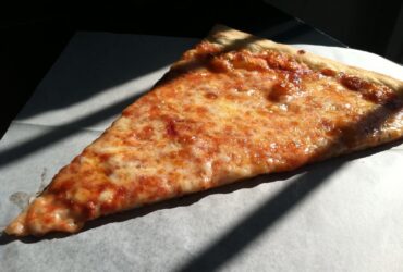 PIZZA FACTORY LOCATED AT LONG ISLAND CITY NY : PLAIN NEAPOLITAN CHEESE PIZZA SLICE