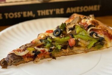 PIZZA FACTORY LOCATED AT LONG ISLAND CITY NY : VEGETABLE PIZZA SLICE